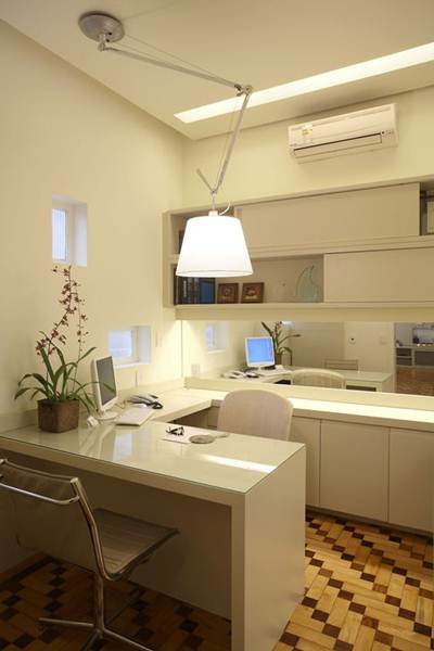 The highlight of a small office design can be the flooring. The retractable lamp stands out and adds a touch of modernity to the location.