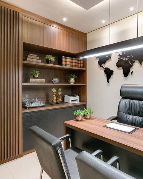 A small office always gains charm with a built-in wooden shelf. The modern lamp and the black accents on the chairs and wall decoration make the environment even more impactful.