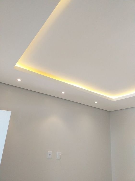 If you are thinking about how to give your living room an extra highlight, installing a plaster molding can be an excellent idea, serving both to decorate and illuminate the space.