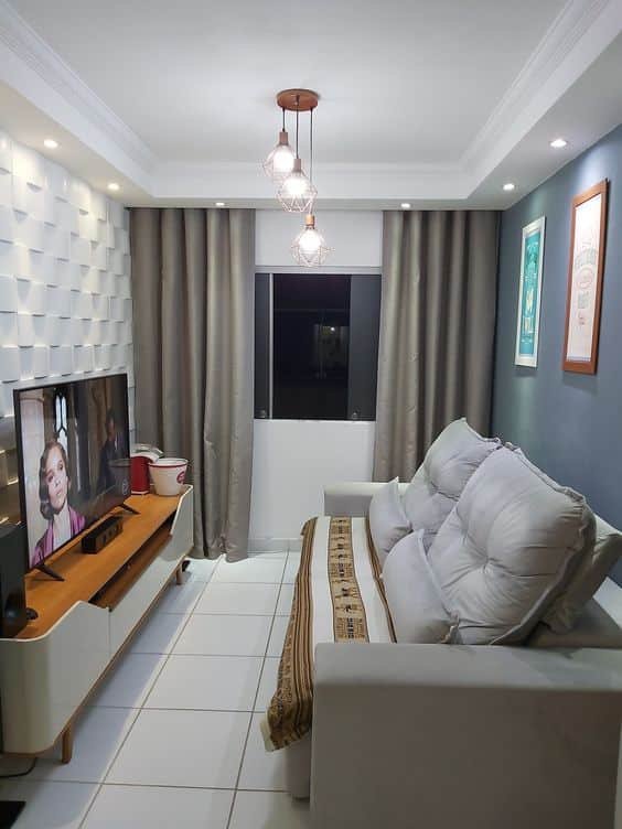 As for the shape of its finish, the most common model is straight moldings, providing a more regular and sober impression to your living room.