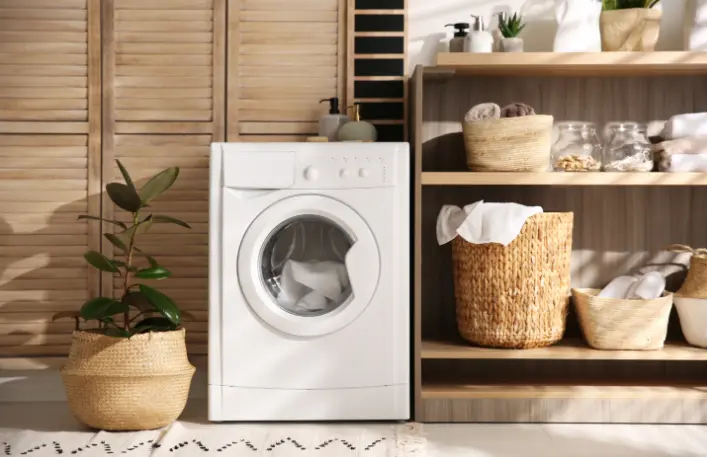 imagem de uma cozinha de apartamento decorada em cores claras, com iluminação artificial e plafons, criando um ambiente de amplitude e modernidade