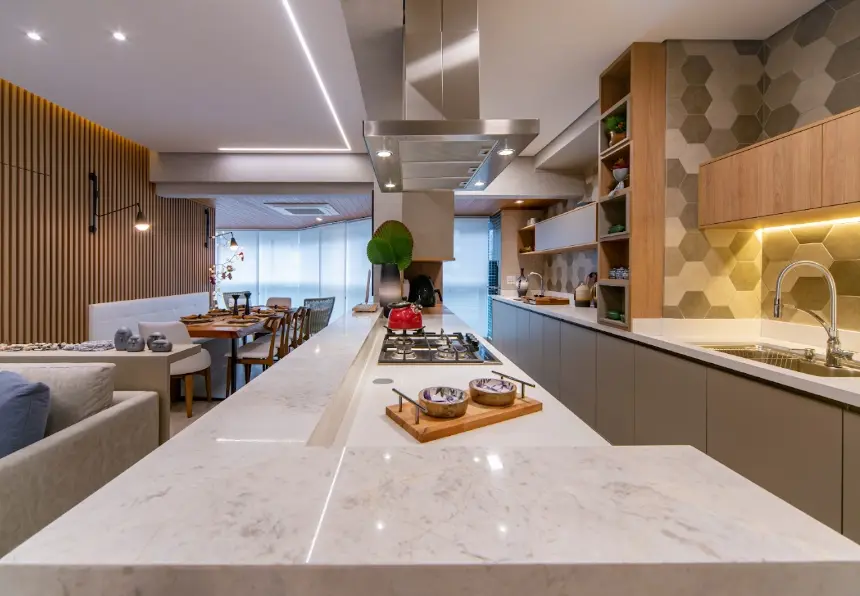 cozinha de apartamento pequeno, em que uma fita de LED flexível oferece uma iluminação moderna sobre a bancada
