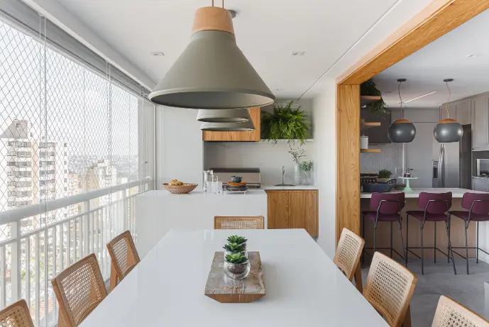Stylish gourmet area with modern furniture and clear colors for a functional and integrated space, featuring elegant seating and a bright atmosphere.