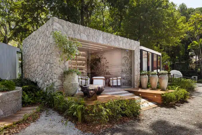 Rustic-textured Moledo Naturale Marfim, mimicking the look of stone, ideal for cozy interiors and garden spaces.