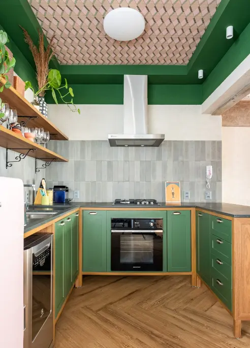 Elegant slate cladding that is easy to clean and maintain, available in various colors and finishes.