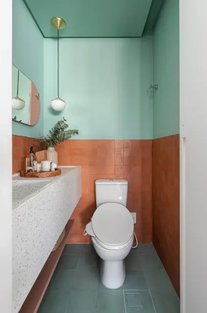 Small bathrooms: sculpted sinks maximize countertop space – Project: Duda Senna | Photo: Gisele Rampazzo