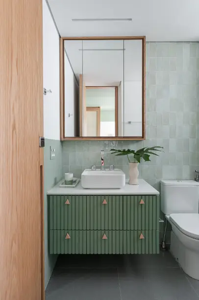 Small bathrooms: textures and discreet prints for depth – Project: Duda Senna | Photo: Gisele Rampazzo