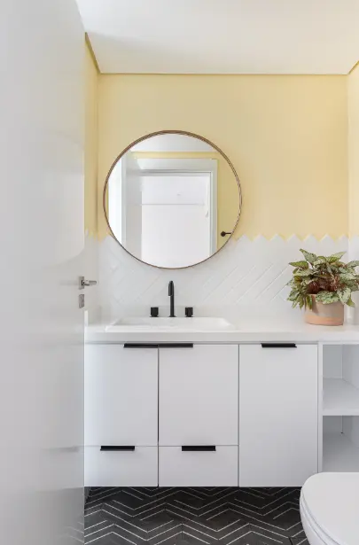 Small bathrooms: store less-used items elsewhere to optimize space – Project: Duda Senna | Photo: Gisele Rampazzo