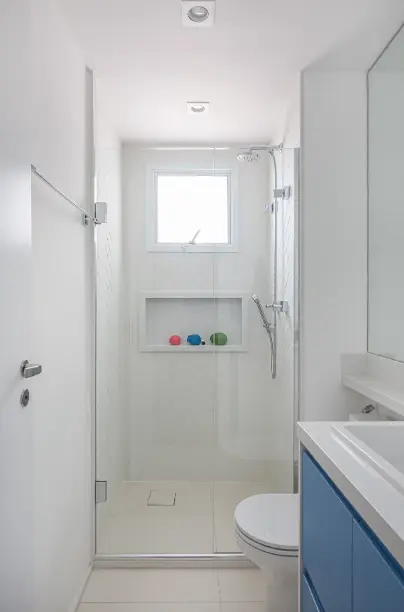 Small bathrooms: choose soft lighting for greater comfort – Project: Duda Senna | Photo: Gisele Rampazzo