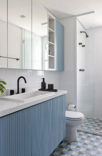 Small bathrooms: opt for floating shelves for efficient vertical storage – Project: Duda Senna | Photo: Jp Image