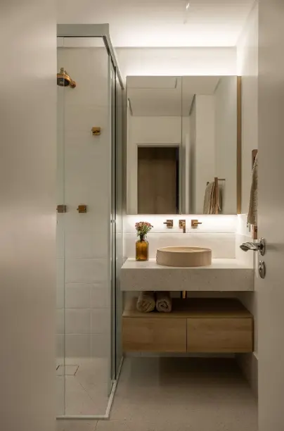 Small bathrooms: elegant faucet as the focal point of the design – Project: Carolina Gava | Photo: Jp Image
