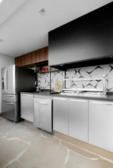 Cozinha preta e cinza: anotar as medidas do ambiente e dos eletrodomesticos é fundamental para escolher os armários – Projeto: Thais Manfrim – Borboleta Arquitetura | Foto: Marco Torelli