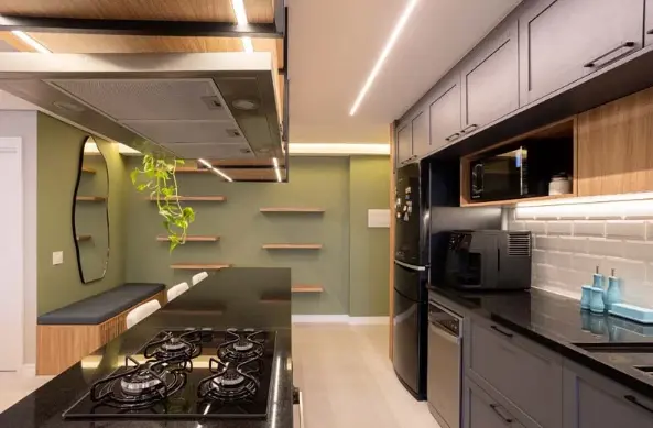Cozinha preta e cinza: parede verde ao lado da cozinha americana – Projeto: Rafaella Grasnoff – Loft 7 Arquitetura | Foto: Dam Mol