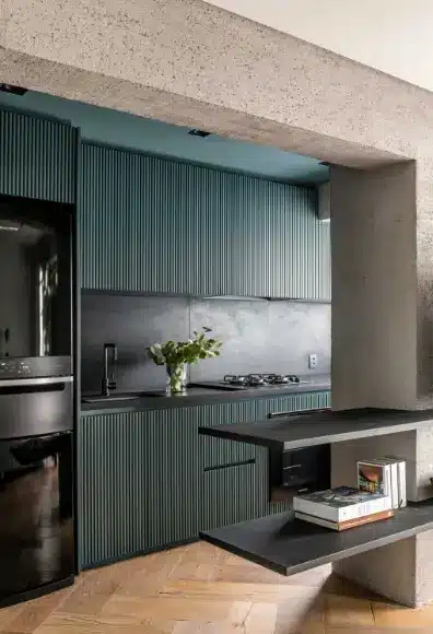 Cozinha preta, cinza e verde: escolha armários considerando espaço, funcionalidade, estilo, cor e material – Projeto: Marcela Penteado Arquitetos | Foto: @gabriela.daltro