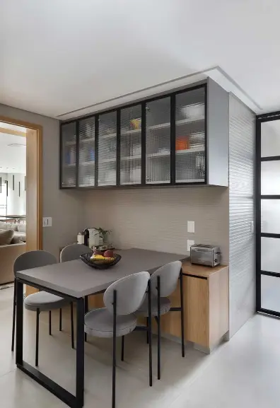 Cozinha preta e cinza: eletrodomésticos de inox combinam com o décor – Projeto: Studio Triarq | Foto: @marianaorsifotografia