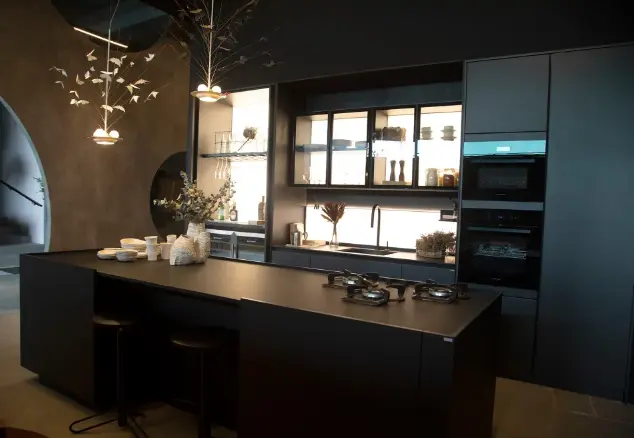 Cozinha preta, cinza e verde: ambiente jovial e masculino para um morador tecnológico e influenciado pelo digital – Projeto: Leo Shehtman | Foto: Henrique Padilha/CASACOR