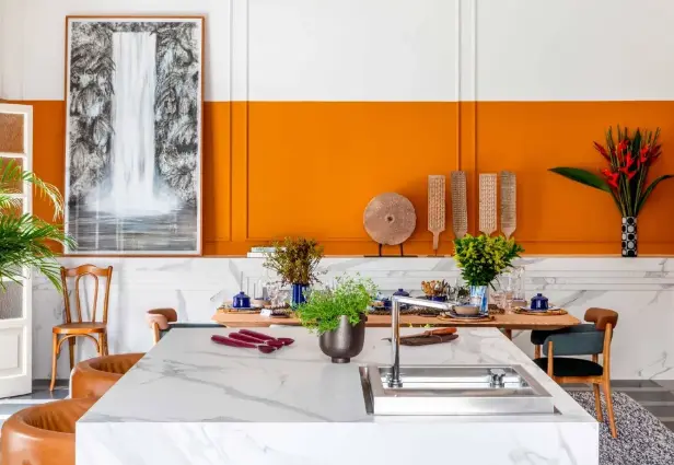 White and orange walls + boiserie in the kitchen – Project: Jean de Just | Photo: André Nazareth/CASACOR.