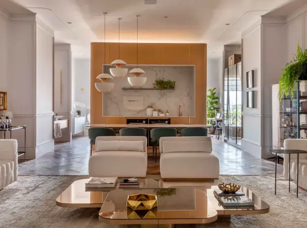 High ceiling, parquet flooring, and boiserie – Project: Alexandre Lobo and Fábio Cardoso | Photo: André Nazareth/CASACOR.