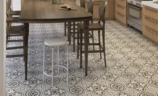 Ceramic for kitchen: Ladrilho Minas, specified for the floor of this environment, is a porcelain tile with a satin surface that can be used in medium traffic locations – Photo: Ceusa