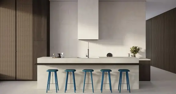 Ceramic for kitchen: Castellon GR NAT is a porcelain inspired by the Pulpis stone extracted from the mountainous Castellón region, located in Spain – Photo: Portinari