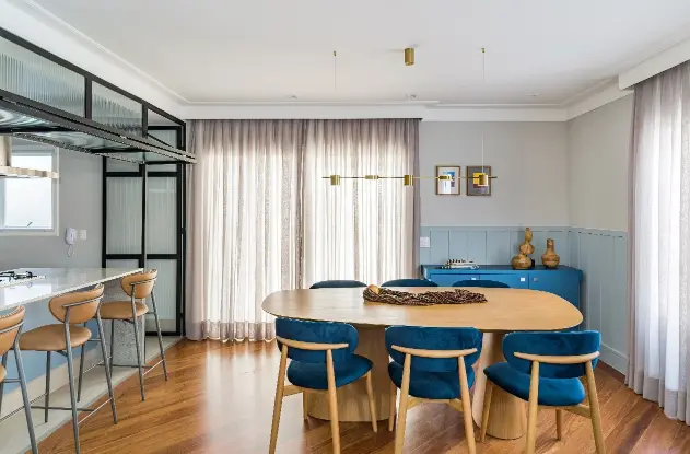 Blue as a protagonist color in the living room evokes seriousness or calmness, depending on the shade.