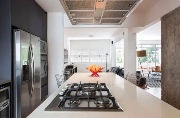 Elegant induction cooktop for a compact and modern kitchen – Project: Estúdio SP | Photo: Felco