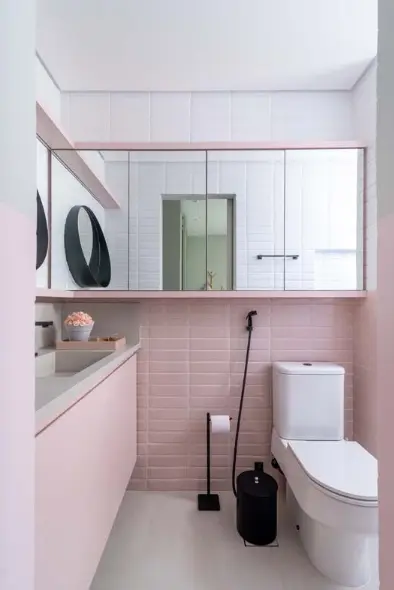 3. The mixture of black and pink creates contemporary environments. But be careful with the space size to avoid visual overload and sensation of reducing the place. Project: Sabrina Salles | Photo: Julia Herman