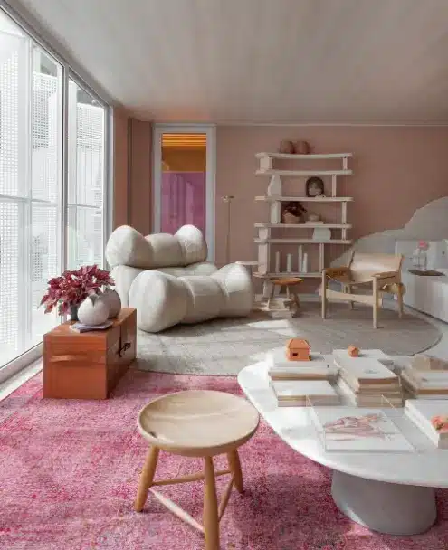 10. Pink Color: fluid design furniture, vibrant pink rug, and details in natural wood. Project: Juliana Loffi Architecture & Design | Lio Simas/CASACOR
