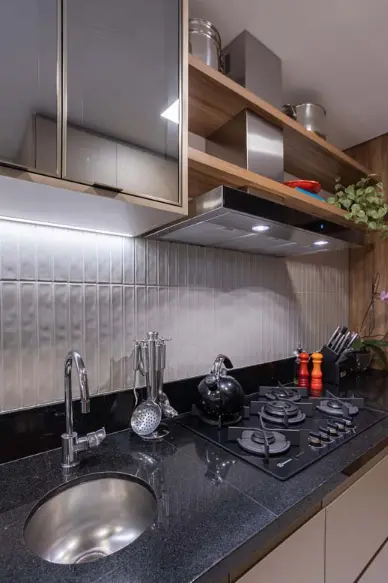 Granite sink: choose the black model for superior stain and scratch resistance – Project: Rafaella Grasnoff – Loft 7 Arquitetura | Photo: Dam Mol