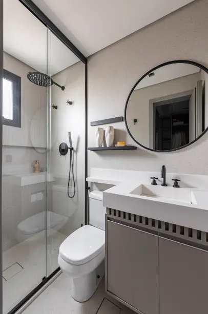 The combination of gray tones with black adds sophistication to spaces without visually reducing smaller areas – Project: Patricia Hagobian | Photo: Raul Fonseca