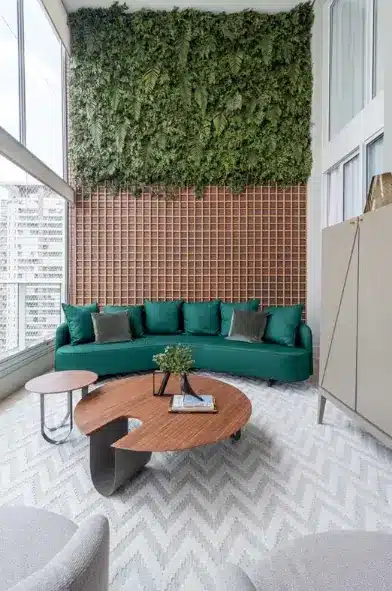 Light gray tones complement the natural vertical garden, contrasting with light gray tones – Project: Sabrina Salles | Photo: Julia Herman Photography