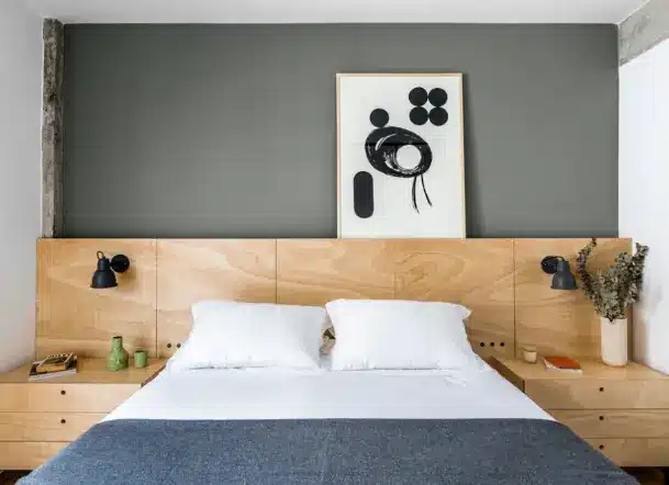 Gray + white + wood bring a contemporary and urban air to this bedroom – Project: Macro Arquitetos | Photo: Renato Navarro/CASACOR