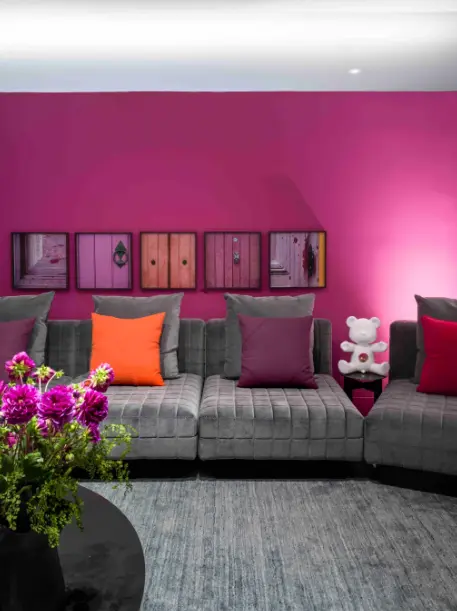 Pink + purple + orange perfectly combine with the gray sofa – Project: Brunete Fraccaroli Architecture & Interiors | Romulo Fialdini/CASACOR