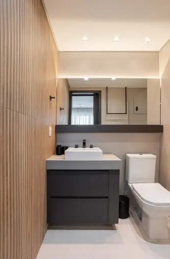Gray accents in the carpentry of this bathroom – Project: Rafaella Grasnoff – Loft 7 Architecture | Photo: Dam Mol