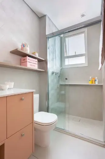 9. Bathroom box: sliding doors of two or three sheets are practical in limited spaces – Project: Rafaella Grasnoff – Loft 7 Arquitetura | Photo: Dam Mol