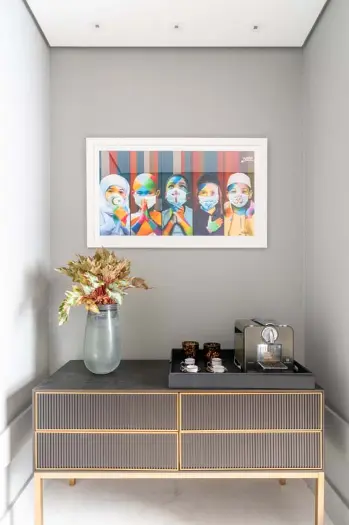 Use tray, cups, and coffee maker on a small piece of furniture for a charming and practical coffee corner – Project: Sabrina Salles | Photo: Julia Herman Photography