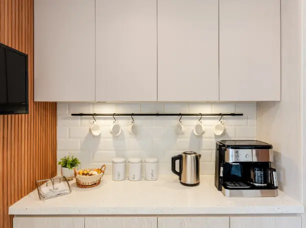 Hanging cups are classic decorative items in the coffee corner – Photo: Shutterstock
