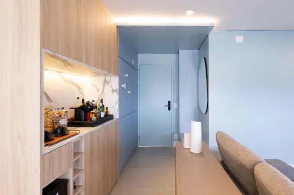 Use colorful cups or unique wall treatments for a special touch in the coffee corner – Project: Rafaella Grasnoff – Loft 7 Architecture | Photo: Dam Mol