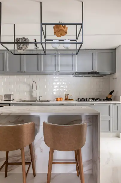 Gray pairs well with white. Project: Patricia Pasquini | Photo: rafaelrenzo_fotografia