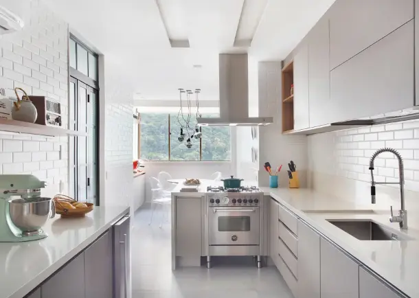 Planned white kitchen maximizes space and offers functionality. Project: Bianca da Hora | Photo: Juliano Colodeti, MCA Estúdio/CASACOR