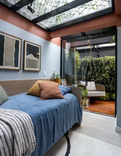 Na Casa Cube, o térreo do imóvel se transformou em uma suíte com pergolado de ferro, muita iluminação natural e plantinhas – Projeto: Duda Senna | Foto: Jp Image