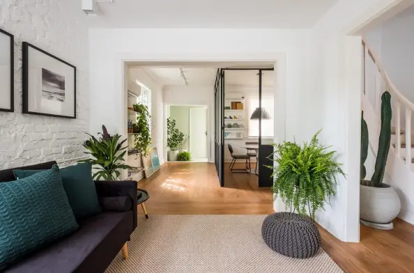 This project created a meeting room with a glass and metal framed room divider – Project: SP Estúdio | Photo: Nathalie Artaxo