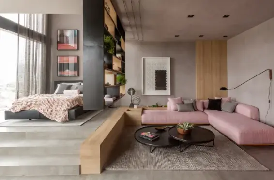 In this project, the uneven floor and shelves served as room dividers – Project: Studio MH Arquitetura | Photo: André Nazareth/CASACOR