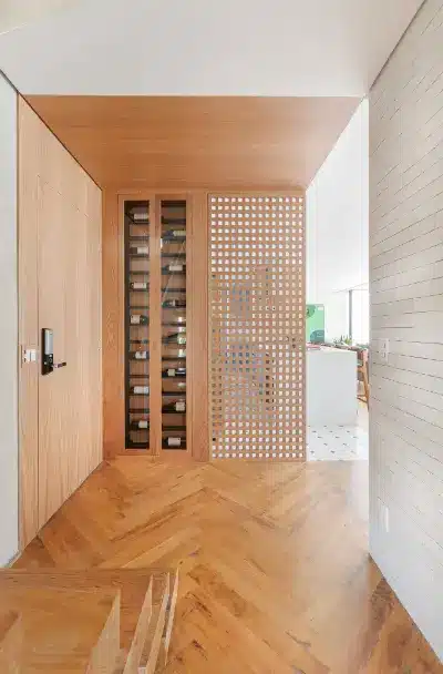 Muxarabi can be used as a room divider, door, or even a window – Project: Duda Senna Arquitetura | Photo: @giselerampazzo