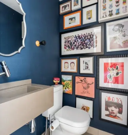 Decoration with navy blue wall + fun frames – Project: SP Estúdio Architecture | Photo: Nathalie Artaxo/Disclosure