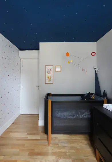 Navy blue ceiling with stars in the baby