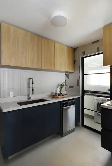 The navy blue woodwork makes this American kitchen much more elegant and modern – Project: Mandril Architecture | Photo: Mariana Orsi @marianaorsifotografia