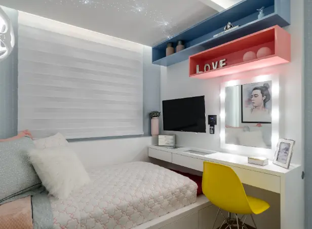 Neste projeto de quarto de solteiro pequeno feminino, a escrivaninha também é penteadeira – Projeto: Jacqueline Fumagalli | Foto: Ronaldo Rizutti