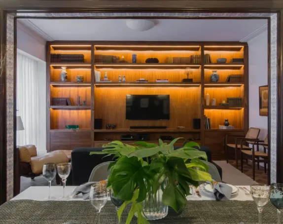 Tons de marrom evocando estabilidade e calor