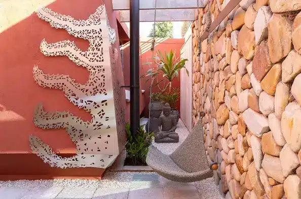 Stone walls offer robustness and a classic look – Project: Majó Arquitetura | Photo: Carol Mossim